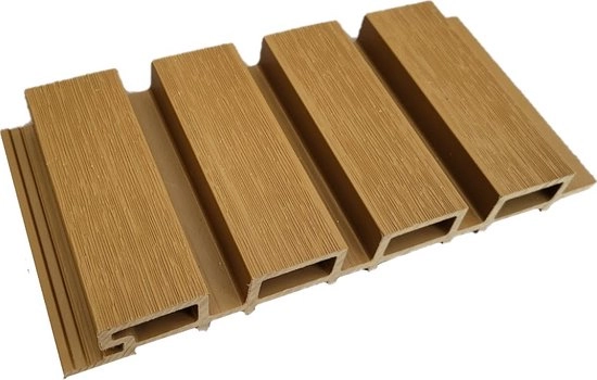 Façade habillée d’un bardage composite teinte Teak