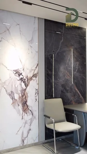 Showroom DECNO : panneaux muraux effet marbre exposés en grand format