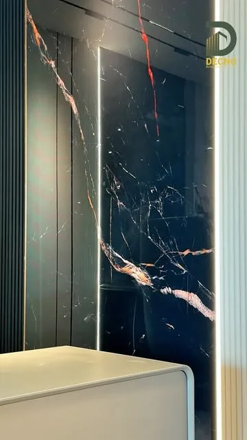 Panneau mural effet marbre noir à veines cuivrées, rétroéclairé